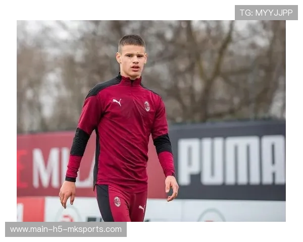 AC米兰青年营：小将练习盯人防守与短传渗透