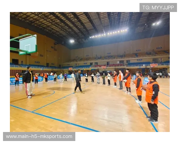 NBA球队青训成果展示日吸引大量家庭和少年参与