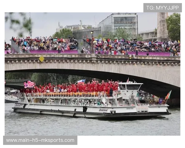 巴黎街头开幕式点燃奥运激情，巴黎街头表演
