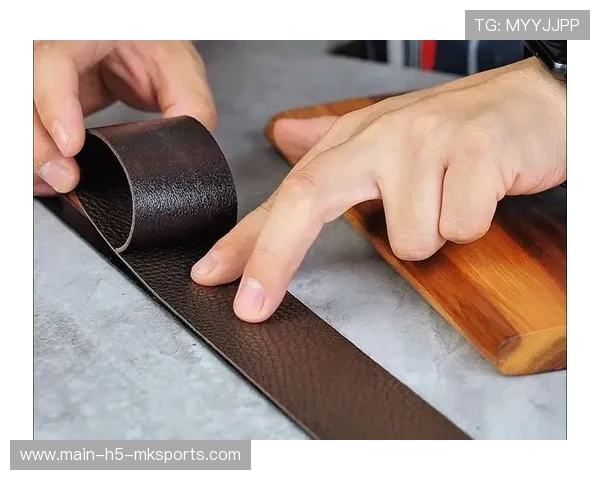 职业奢侈品皮具手工艺人的专注：他是如何通过手工缝线提升牢固度的